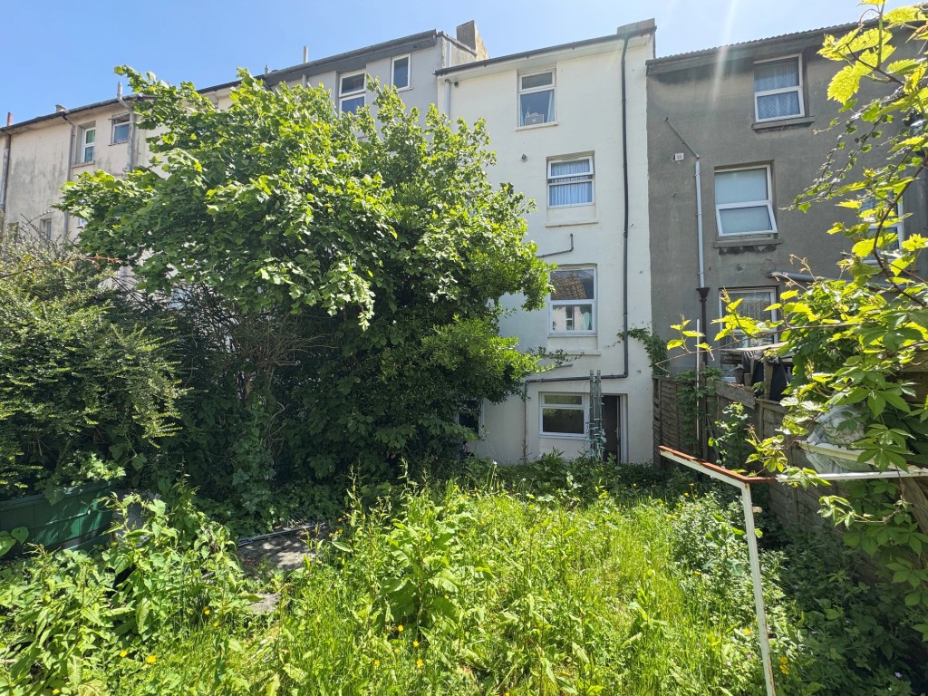 Lot: 112 - FREEHOLD TWO-BEDROOM MAISONETTE AND GROUND RENT - Rear elevation
